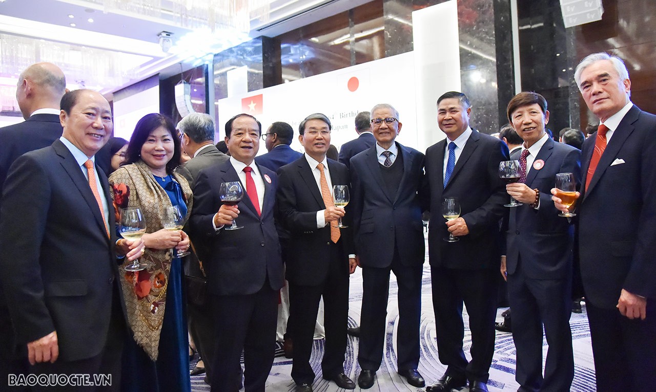 Đại sứ Đoàn Xuân Hưng nhận Huân chương Mặt trời mọc của Chính phủ Nhật Bản