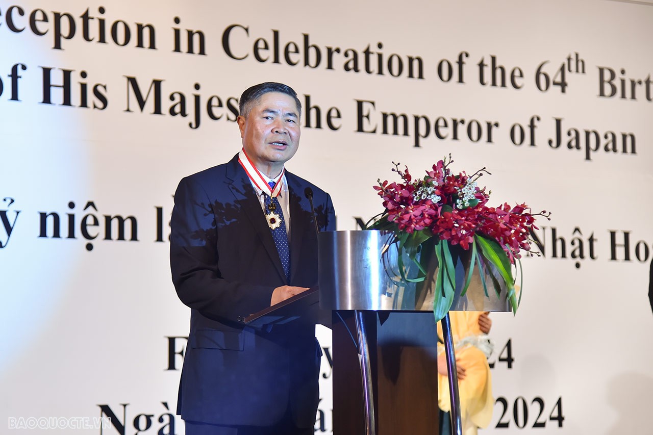 Dành những lời cảm ơn chân thành nhất đối với những cống hiến to lớn của Đại sứ Đoàn Xuân Hưng trên suốt chặng đường làm sâu sắc hơn nữa quan hệ Nhật Bản-Việt Nam từ trước đến nay, Đại sứ Yamada Takio chúc mừng Đại sứ Đoàn Xuân Hưng được Chính phủ Nhật Bản trao tặng Huân chương Mặt trời mọc có ngôi sao vàng và bạc lần này, đồng thời mong muốn Đại sứ Đoàn Xuân Hưng tiếp tục góp phần thúc đẩy quan hệ hai nước phát triển hơn nữa.