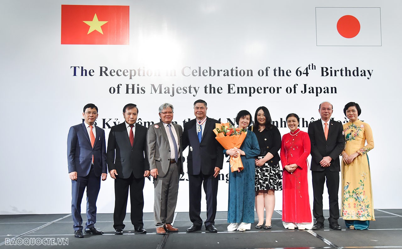 Đại sứ Đoàn Xuân Hưng cũng dành lời cảm ơn sâu sắc đến các bạn Nhật Bản khi nhắc sự hợp tác chặt chẽ, sự hỗ trợ đầy hiệu quả của các Bộ trưởng, Thống đốc, nghị sĩ quốc hội và đại diện các tổ chức hữu nghị, kinh tế-xã hội, giới kinh tế Nhật Bản…