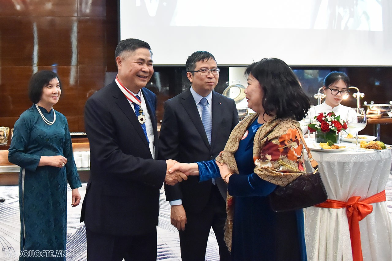 Đại sứ Đoàn Xuân Hưng nhận Huân chương Mặt trời mọc của Chính phủ Nhật Bản