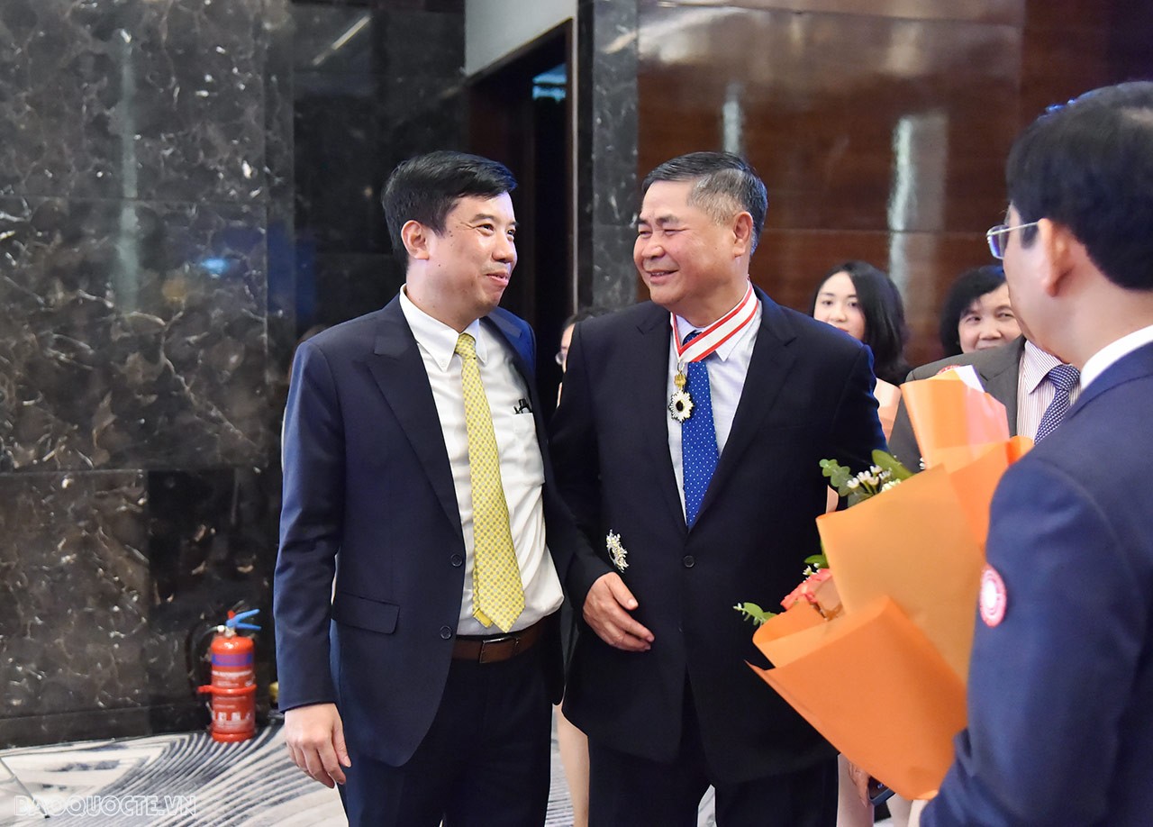 Đại sứ Đoàn Xuân Hưng nhận Huân chương Mặt trời mọc của Chính phủ Nhật Bản