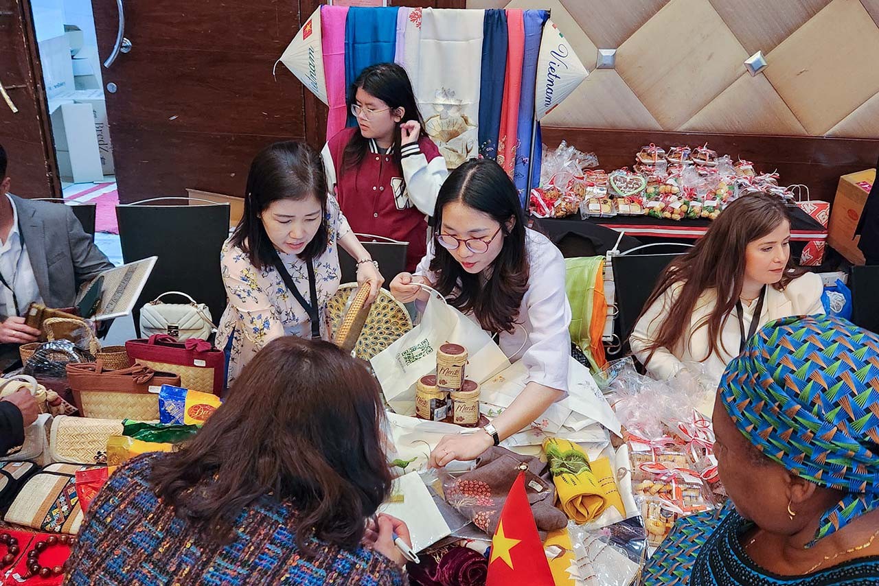 Đại sứ quán Việt Nam tại Kuwait tham gia hội chợ trưng bày sản phẩm thủ công, giới thiệu văn hóa