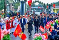 Những khoảnh khắc ấn tượng của Chủ tịch nước Võ Văn Thưởng tại Lễ hội sắc xuân trên mọi miền Tổ quốc Xuân Giáp Thìn 2024