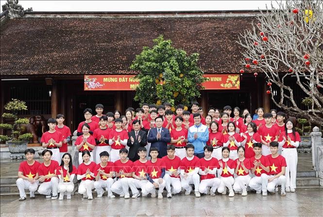 hủ tịch Quốc hội Vương Đình Huệ với thanh niên và đại biểu tại Khu Di tích lịch sử quốc gia đặc biệt Kim Liên (xã Kim Liên, huyện Nam Đàn). Ảnh: Nhan Sáng/TTXVN