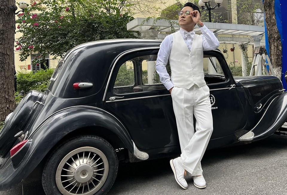 Ca sĩ Tuấn Hưng đóng vai nhà tư sản với ngoại hình bảnh bao, đam mê âm nhạc, xe hơi trong phim điện ảnh đề tài chiến tranh Hình ảnh hậu trường ca sĩ Tuấn Hưng đóng phim Đào, phở và piano