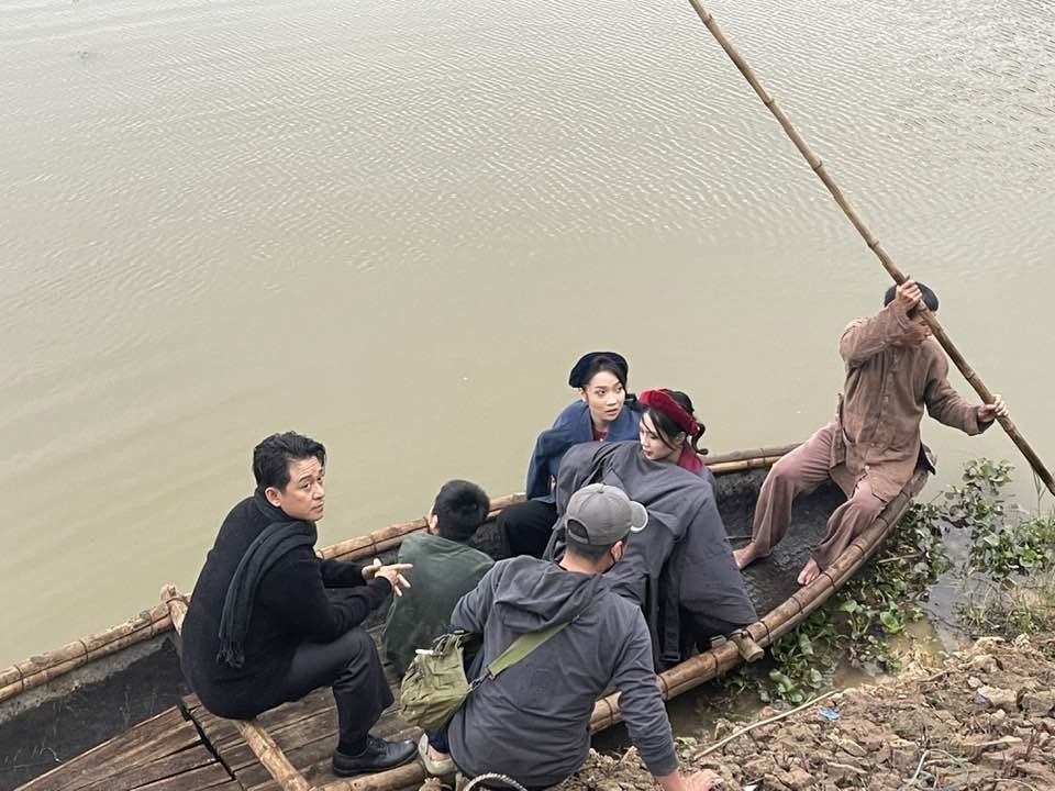 Nam ca sĩ cùng các cộng sự trong một cảnh quay trên sông. Tuấn Hưng cho biết, anh vẫn chưa xem cả bộ phim vì năm 2023 khi tác phẩm được chiếu thử, anh đang lưu diễn xa. Nam ca sĩ cùng các cộng sự trong một cảnh quay trên sông. Tuấn Hưng cho biết, anh vẫn chưa xem cả bộ phim vì năm 2023 khi tác phẩm được chiếu thử, anh đang lưu diễn xa.