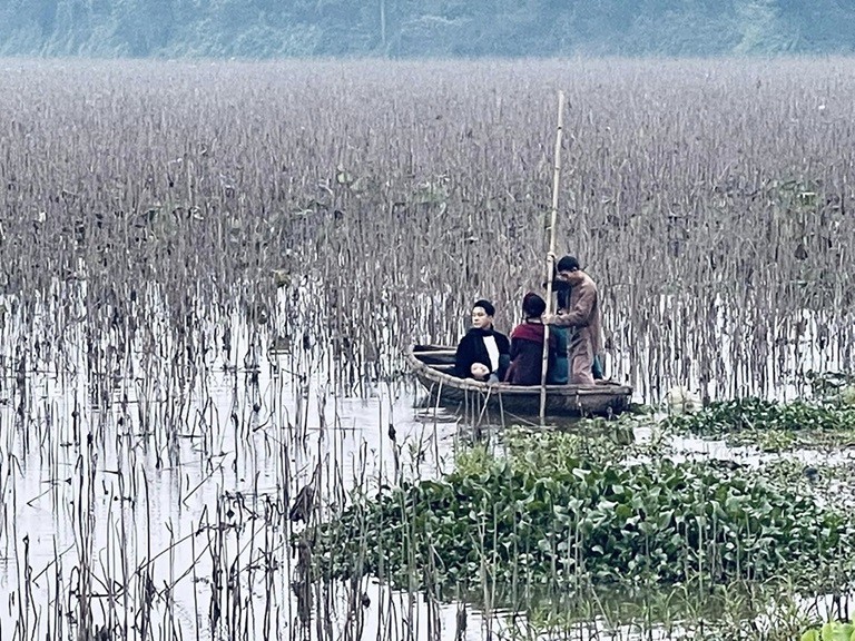 Ca sĩ tiết lộ, đạo diễn Phi Tiến Sơn và ê kip quay đã chọn bối cảnh rất kỹ để có những thước phim chân thật, thuyết phục người xem. Ca sĩ tiết lộ, đạo diễn Phi Tiến Sơn và ê kip quay đã chọn bối cảnh rất kỹ để có những thước phim chân thật, thuyết phục người xem.