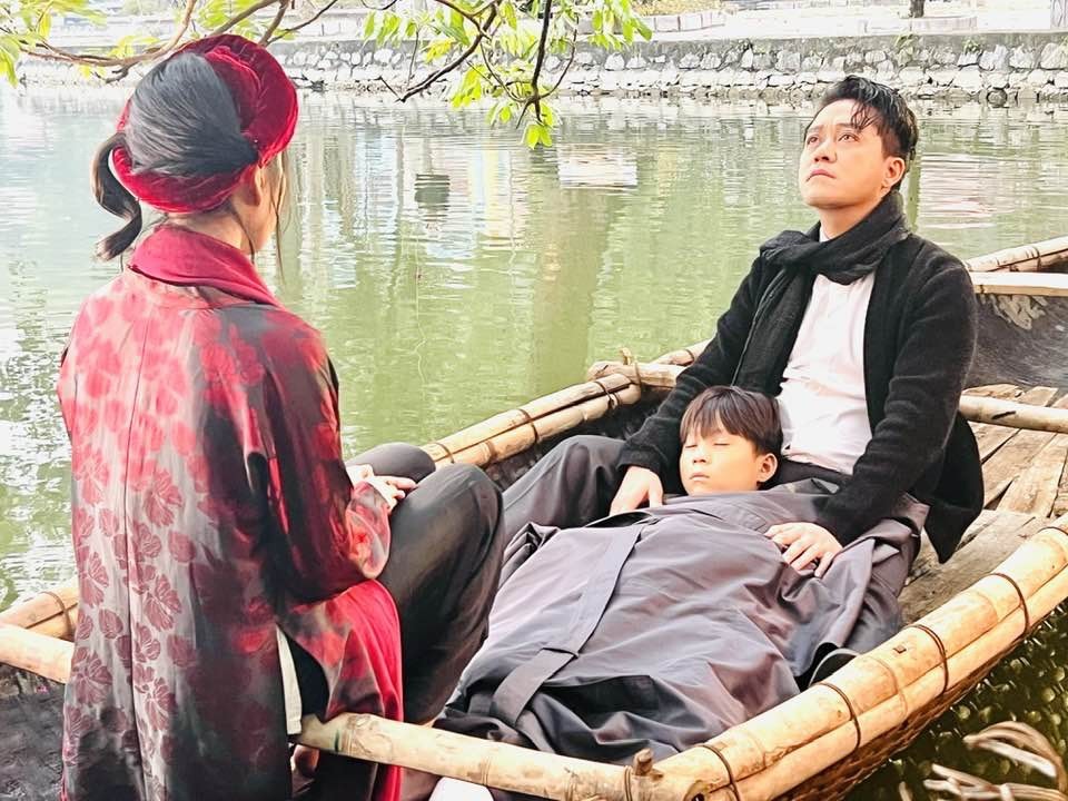 Hình ảnh hậu trường ca sĩ Tuấn Hưng đóng phim Đào, phở và piano Hình ảnh hậu trường ca sĩ Tuấn Hưng đóng phim Đào, phở và piano