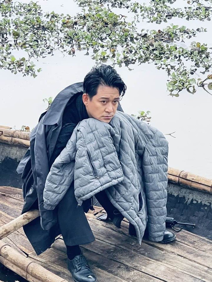 Ca sĩ Tuấn Hưng ôm áo phao co ro sau một cảnh quay trên sông, trong cái lạnh Hình ảnh hậu trường ca sĩ Tuấn Hưng đóng phim Đào, phở và piano