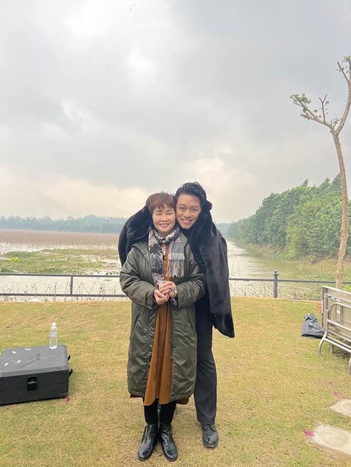 Tuấn Hưng khoe bức ảnh kỷ niệm chụp cùng một thành viên trong đoàn phim Hình ảnh hậu trường ca sĩ Tuấn Hưng đóng phim Đào, phở và piano