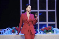 Sao Việt: Phương Anh Đào đăng ảnh cuốn hút, Thu Hà 'lá ngọc cành vàng' trẻ mãi không già