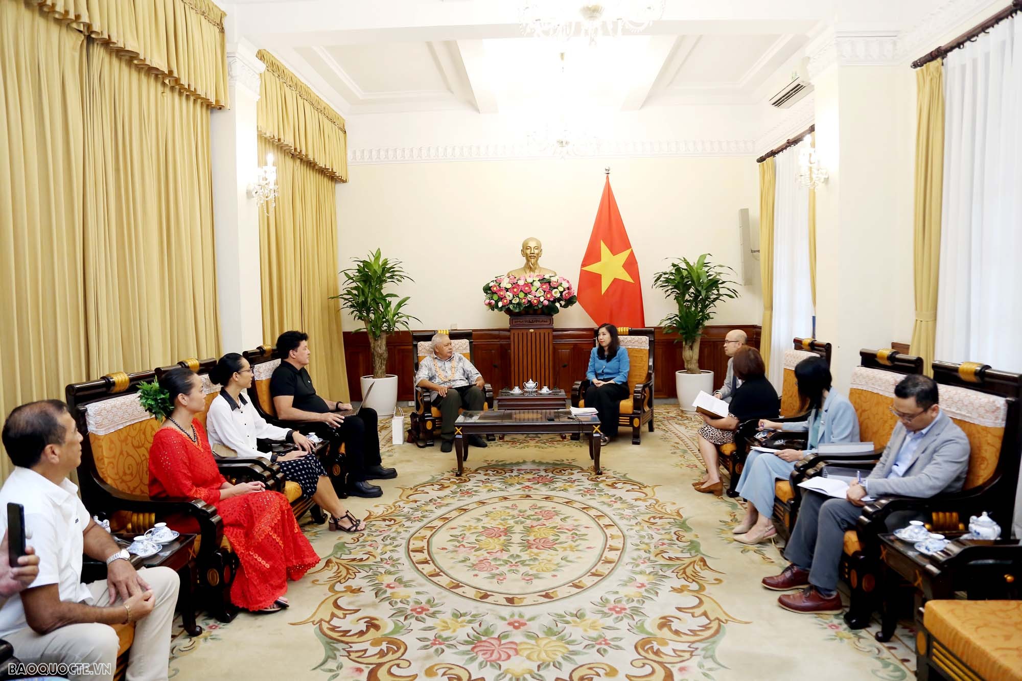 Thứ trưởng Ngoại giao Lê Thị Thu Hằng tiếp thân nhân gia đình cụ Kỳ Đồng Nguyễn Văn Cẩm