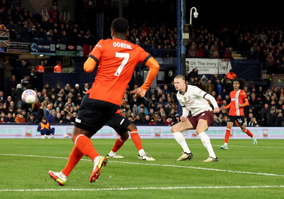 Ngay phút thứ 3, Erling Haaland đã mở tỷ số cho Man City với pha đá nối cận thành.