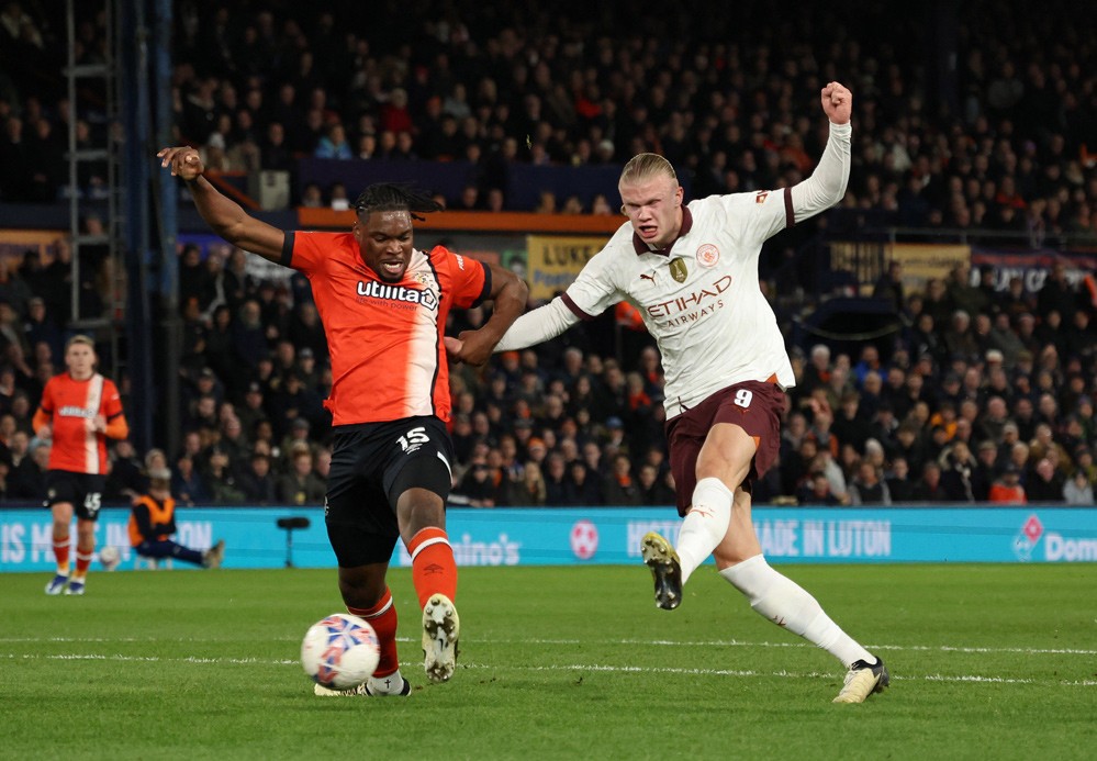 Phút 18, lại là De Bruyne tung đường chuyền để Haaland băng xuống nhân đôi cách biệt tỷ số.