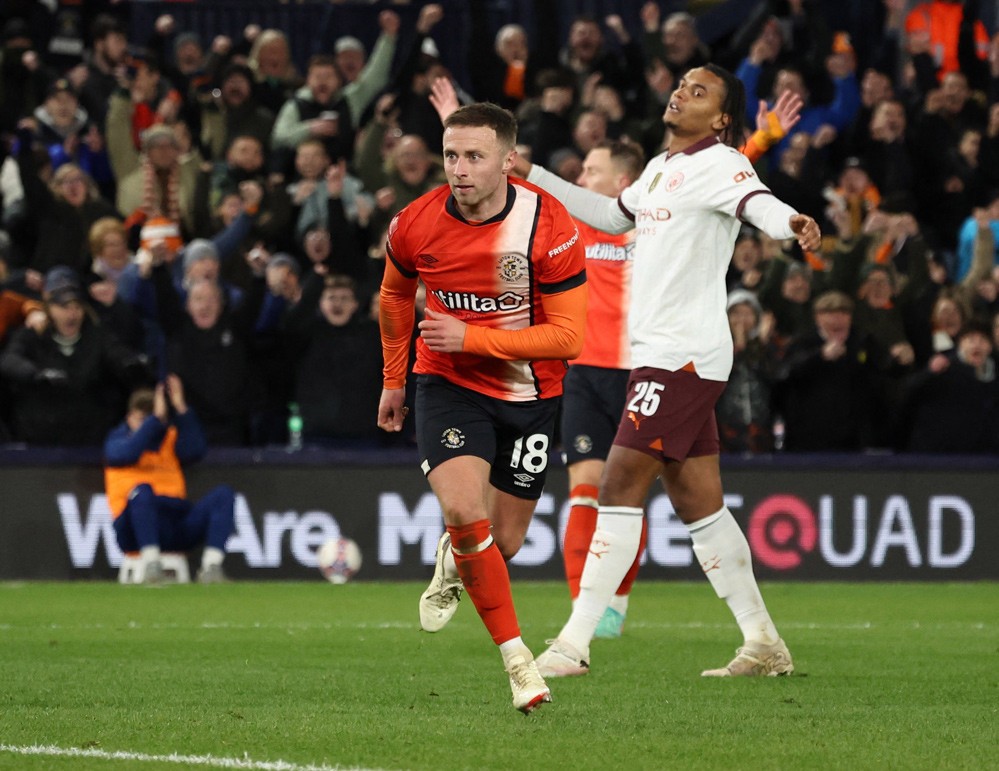 Sau giờ giải lao, Clark rút ngắn tỷ số xuống còn 2-3