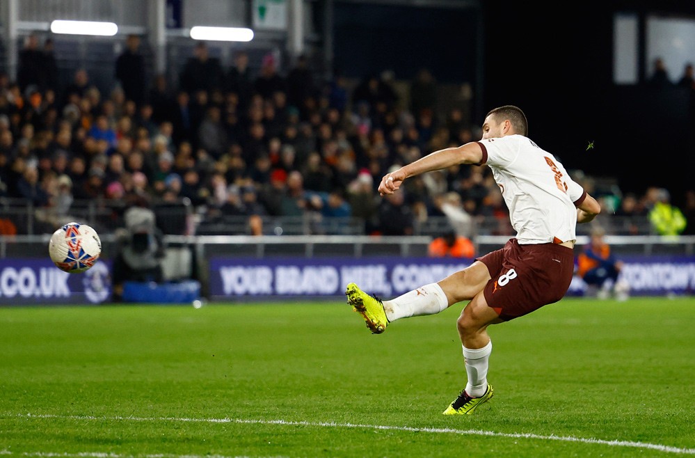 Kovacic ấn định tỷ số 6-2 với pha kết thúc tầm xa đẹp mắt.