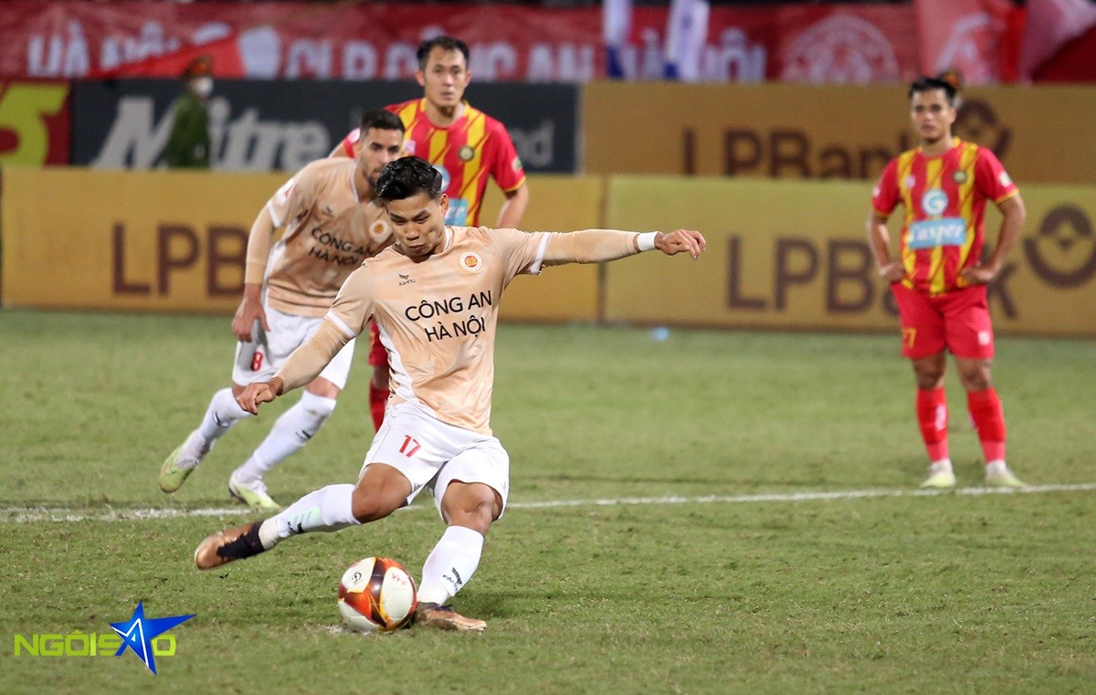 Phút 81 trận đấu giữa CLB Công an Hà Nội CAHN) và Thanh Hóa ở vòng 11 V-League 2023/24 trên SVĐ Hàng Đẫy tối 27/2, đội chủ nhà được hưởng penalty sau khi Geovane bị Luiz Antonio đẩy ngã trong vòng cấm. Trên chấm 11m, Văn Thanh thực hiện cú sút quyết đoán ấn định chiến thắng 3-1 cho đội bóng ngành công an.