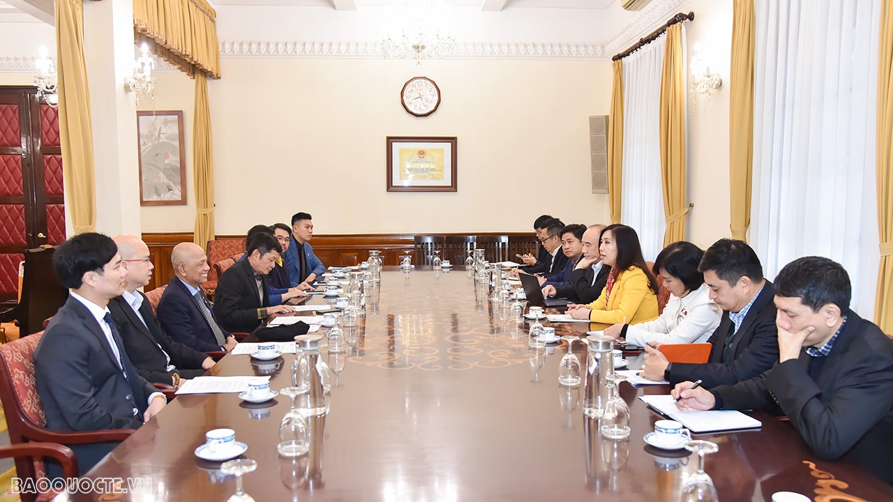 Sáng 28/2, tại Trụ sở Bộ, Thứ trưởng Ngoai giao, Chủ nhiệm Ủy ban Nhà nước về Người Việt Nam ở nước ngoài (NVNONN) Lê Thị Thu Hằng đã có buổi tiếp đại diện Ban Chấp hành Hiệp hội doanh nhân Việt Nam ở nước ngoài (BAOOV) do ông Perter Hồng, Chủ tịch BAOOV làm trưởng Đoàn nhằm trao đổi phương hướng, phối hợp hoạt động giữa Ủy ban và Hiệp hội. (Ảnh: Anh Sơn)