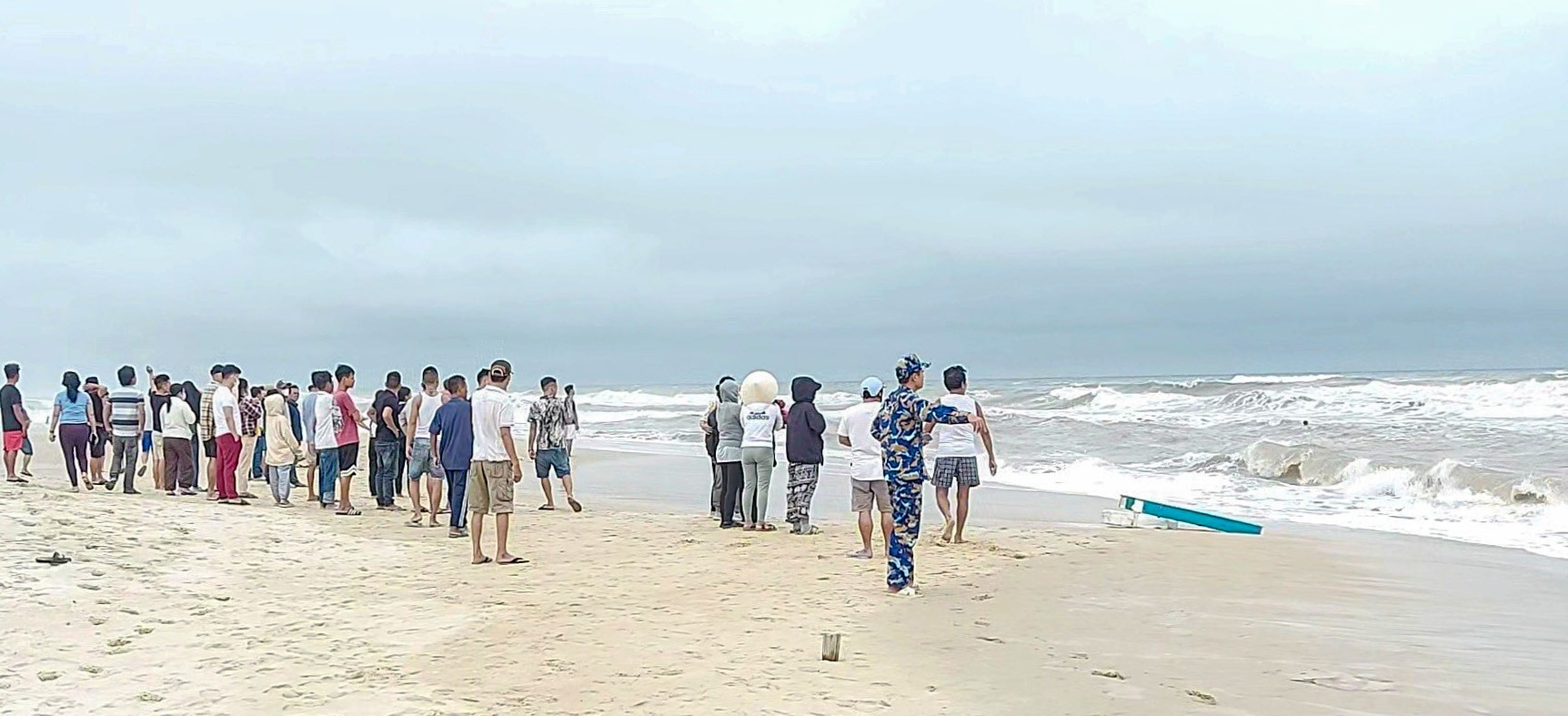 Vùng 3 Hải quân kịp thời cứu hộ ngư dân Thừa Thiên Huế gặp nạn trên biển