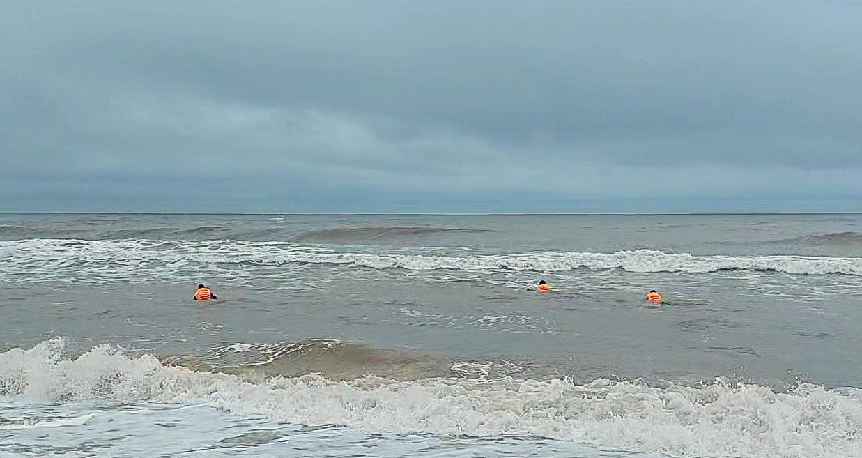 Cán bộ, chiến sĩ Trạm Ra đa 3511, Trung đoàn 351 vượt sóng, tiếp cận cứu ngư dân.