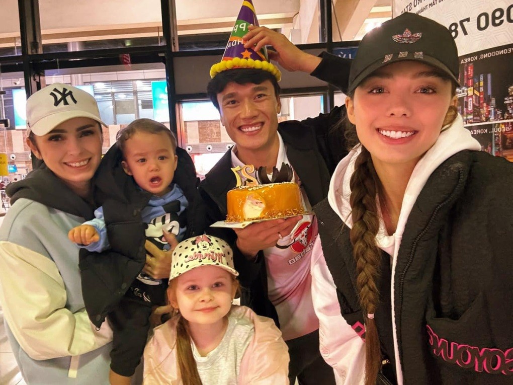 CLB Hoàng Anh Gia Lai: Thủ môn Bùi Tiến Dũng mừng sinh nhật tuổi 27 bên gia đình CLB Hoàng Anh Gia Lai: Thủ môn Bùi Tiến Dũng mừng sinh nhật tuổi 27 bên gia đình