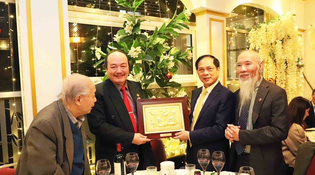 Bộ trưởng Bùi Thanh Sơn: Các Cơ quan đại diện phải coi cộng đồng người Việt Nam như người thân trong gia đình