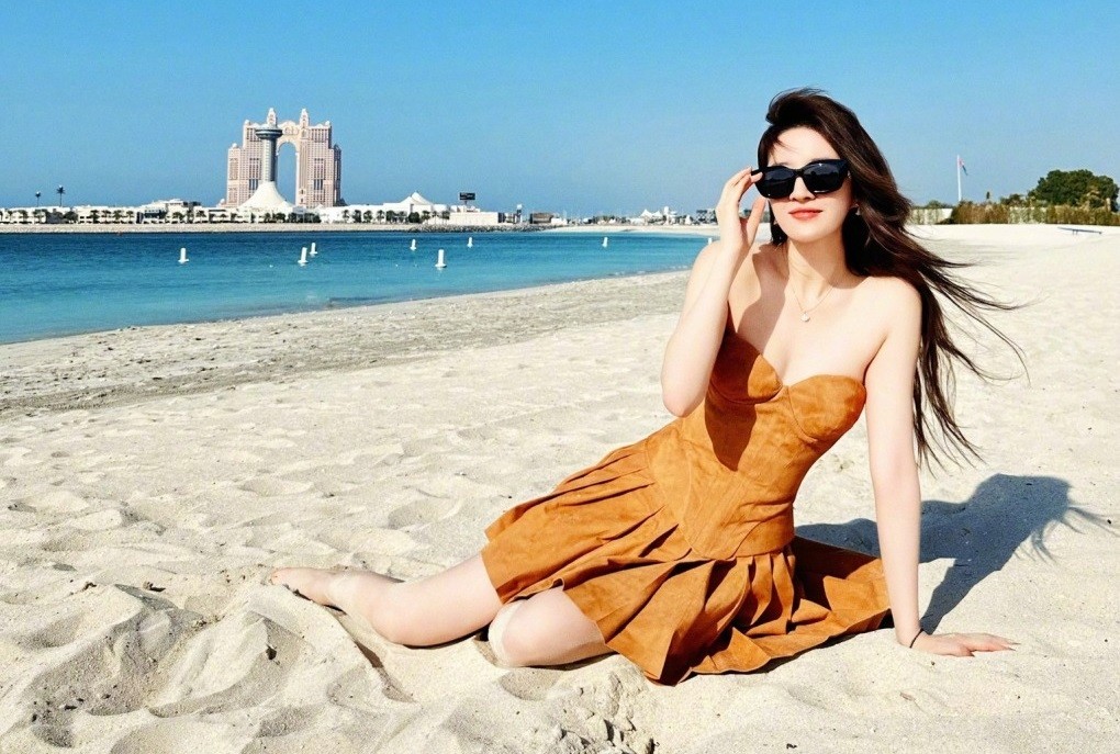 Lưu Diệc Phi chụp ảnh tại UAE. (Nguồn: Instagram)