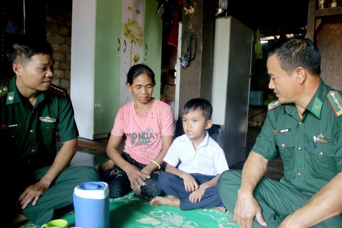 Đồn biên phòng Ia Nan (Gia Lai) nhận cháu KPuih Trí làm con nuôi của đồn