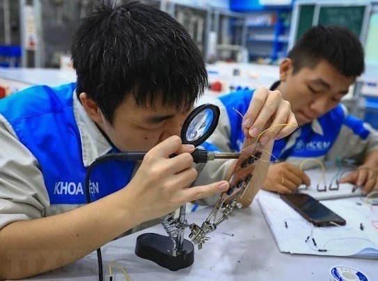 Năm 2023, lực lượng lao động đã qua đào tạo có bằng cấp, chứng chỉ ở Việt Nam chiếm 27% lao động cả nước. (Ảnh: Hoàng Hiếu/TTXVN) Năm 2023, lực lượng lao động đã qua đào tạo có bằng cấp, chứng chỉ ở Việt Nam chiếm 27% lao động cả nước. (Ảnh: Hoàng Hiếu/TTXVN)