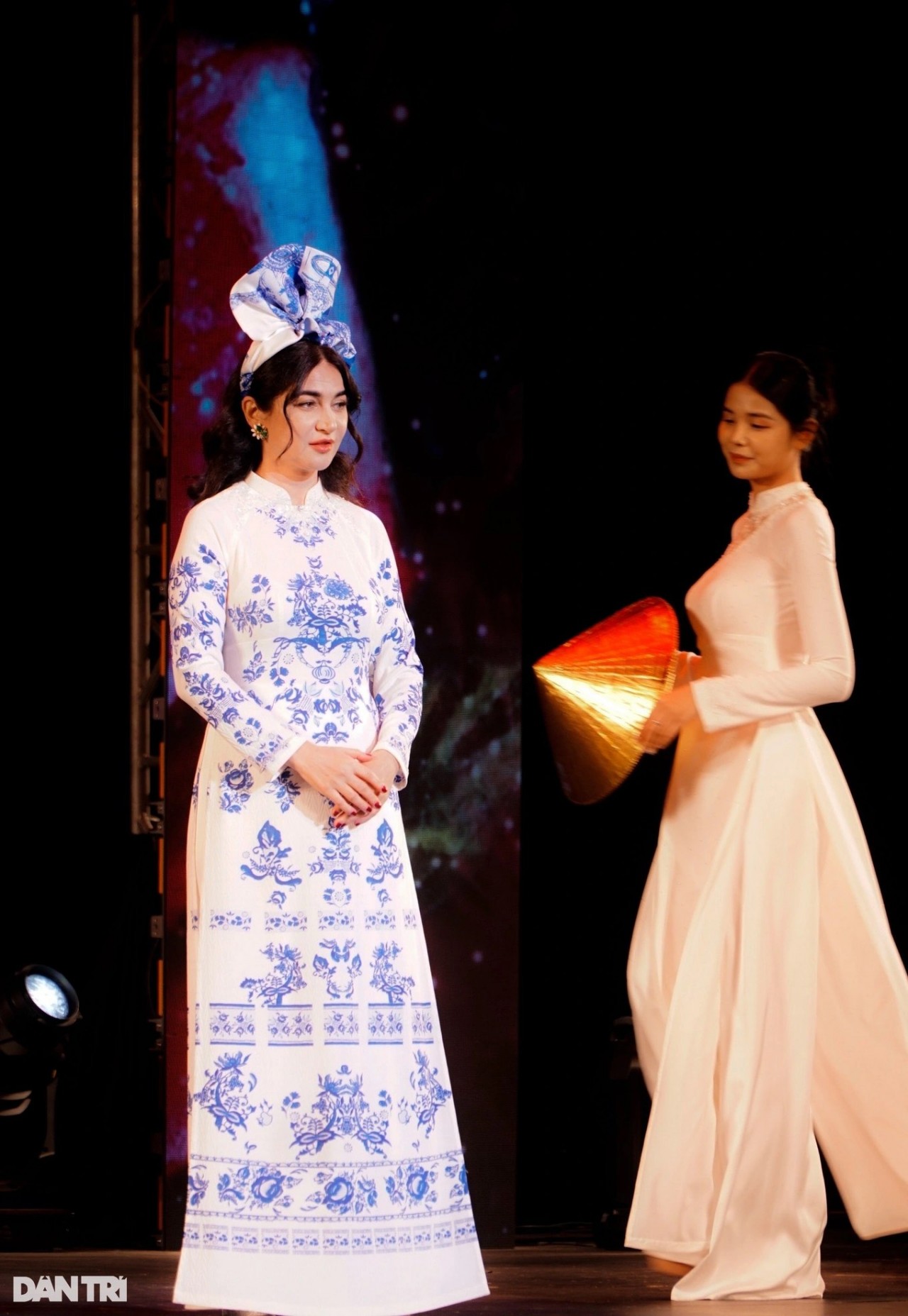 Màn trình diễn áo dài ấn tượng của dàn phu nhân Đại sứ nước ngoài tại Việt Nam Màn trình diễn áo dài ấn tượng của dàn phu nhân Đại sứ nước ngoài tại Việt Nam