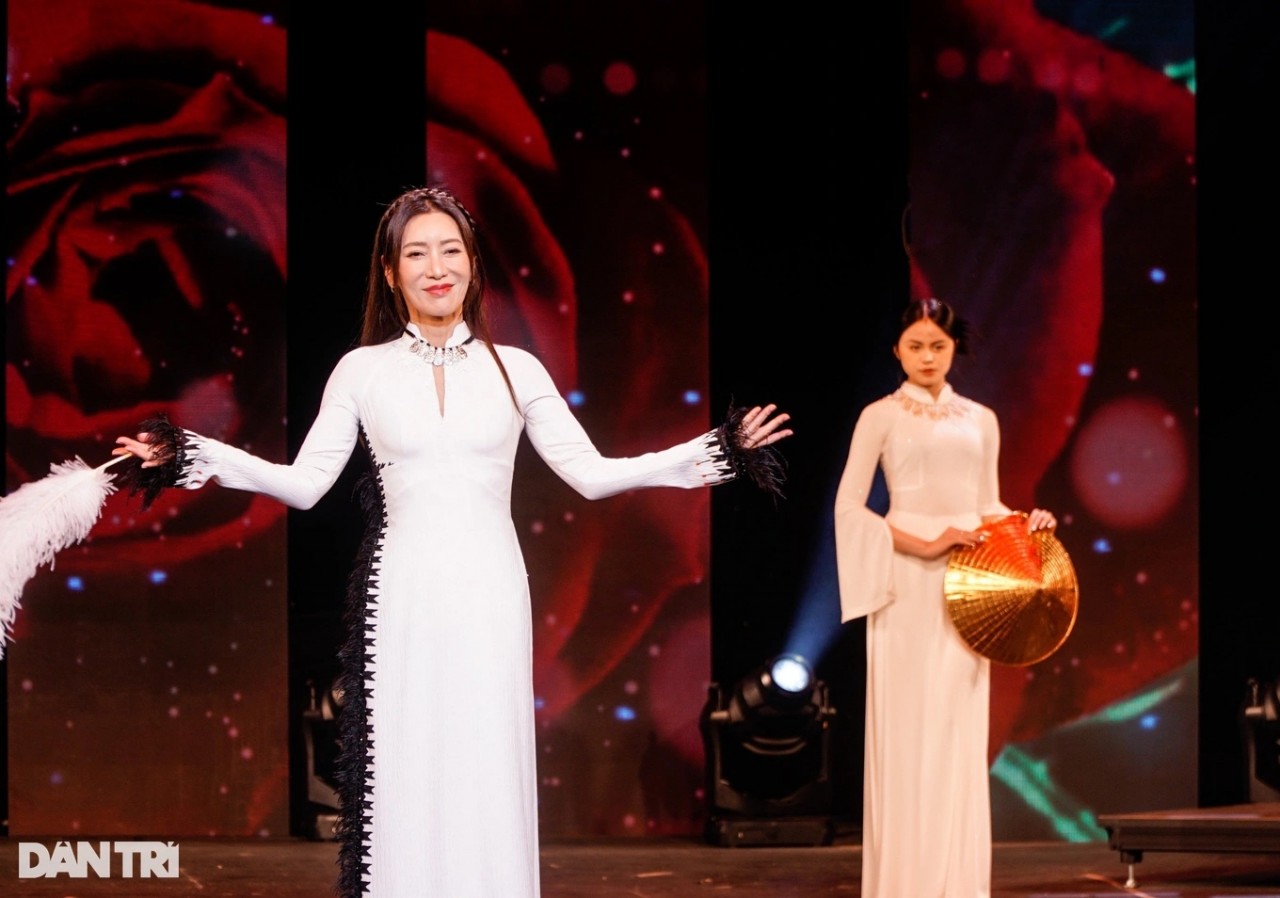 Màn trình diễn áo dài ấn tượng của dàn phu nhân Đại sứ nước ngoài tại Việt Nam Màn trình diễn áo dài ấn tượng của dàn phu nhân Đại sứ nước ngoài tại Việt Nam