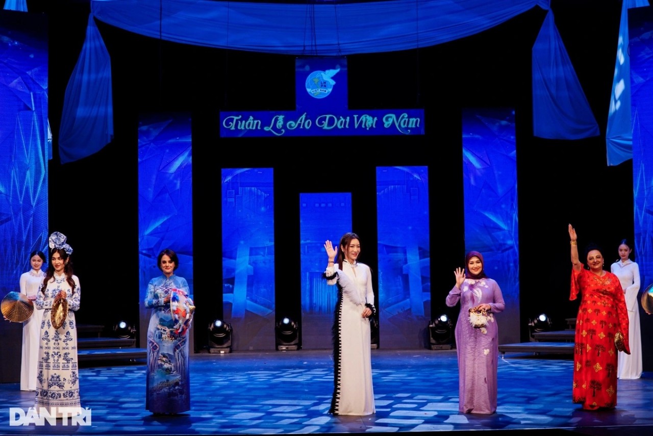 Màn trình diễn áo dài ấn tượng của dàn phu nhân Đại sứ nước ngoài tại Việt Nam Màn trình diễn áo dài ấn tượng của dàn phu nhân Đại sứ nước ngoài tại Việt Nam