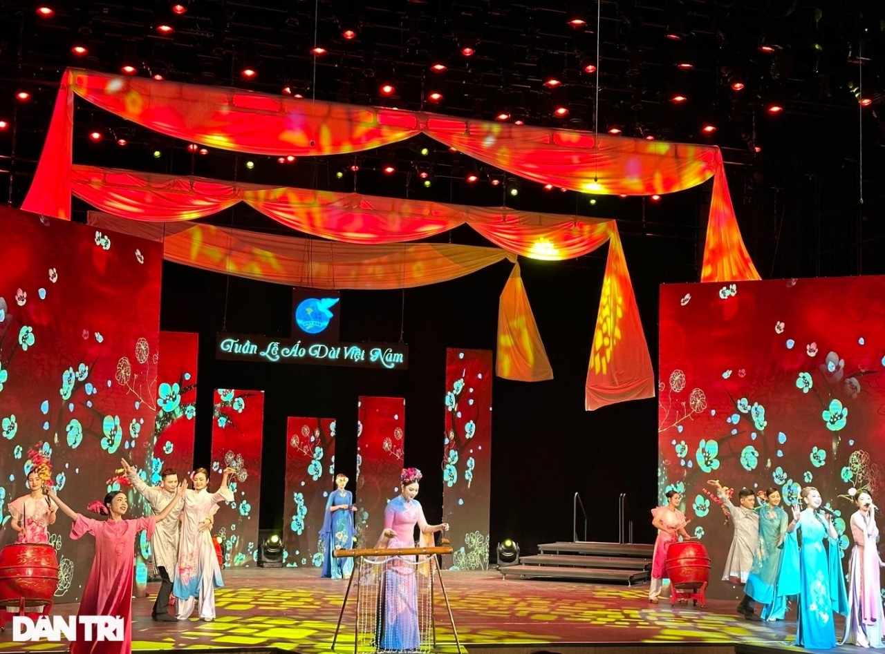 Màn trình diễn áo dài ấn tượng của dàn phu nhân Đại sứ nước ngoài tại Việt Nam Màn trình diễn áo dài ấn tượng của dàn phu nhân Đại sứ nước ngoài tại Việt Nam