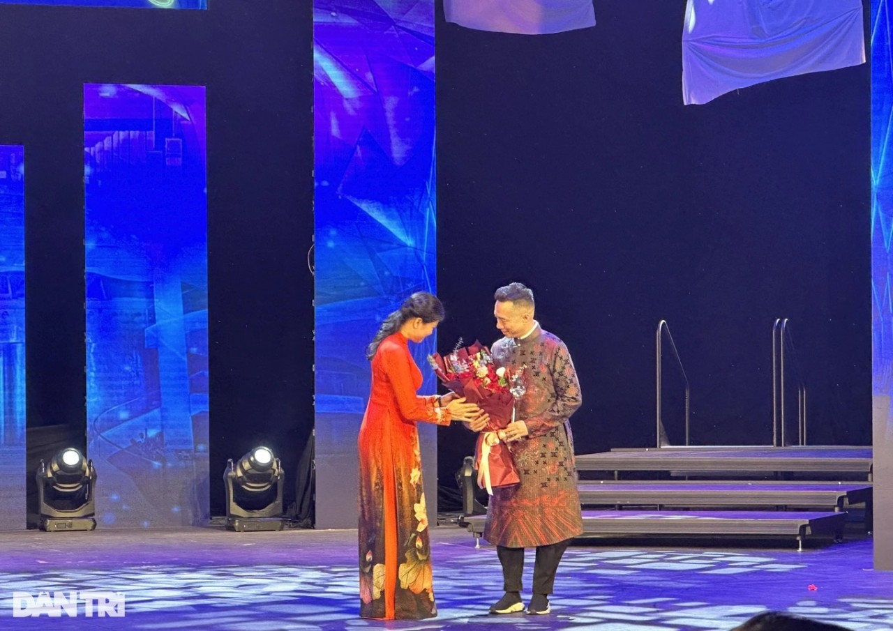 Màn trình diễn áo dài ấn tượng của dàn phu nhân Đại sứ nước ngoài tại Việt Nam Màn trình diễn áo dài ấn tượng của dàn phu nhân Đại sứ nước ngoài tại Việt Nam