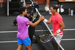 Carlos Alcaraz thắng Rafael Nadal trong trận giao hữu quần vợt
