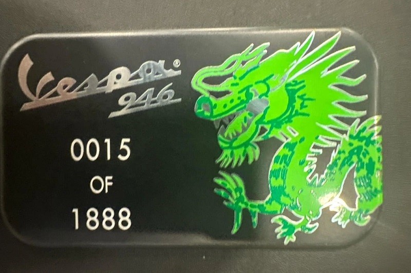 Không chỉ là xe đầu tiên được đưa về Việt Nam, chiếc Vespa 946 Dragon này còn là một trong những chiếc xe đầu tiên được bán ra trên thế giới