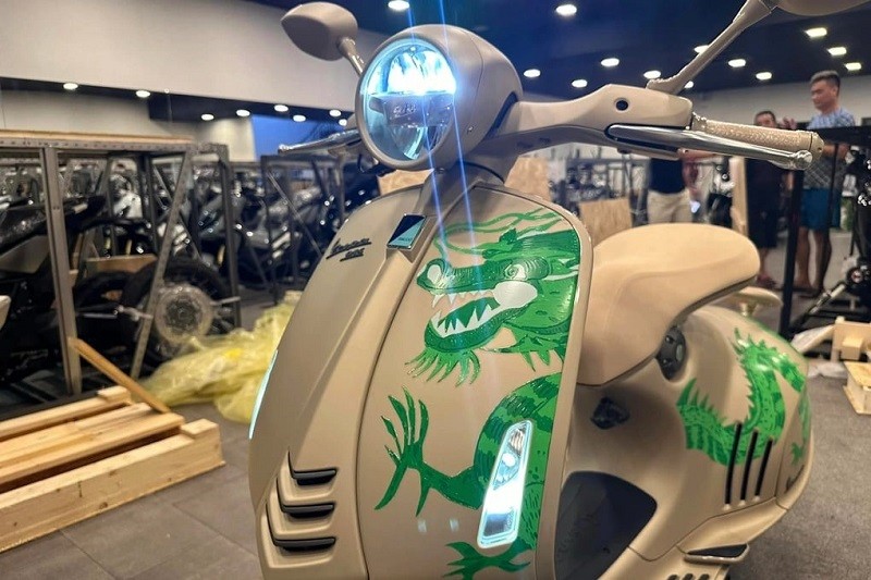 Trang bị của Vespa 946 Dragon không khác gì bản thường.