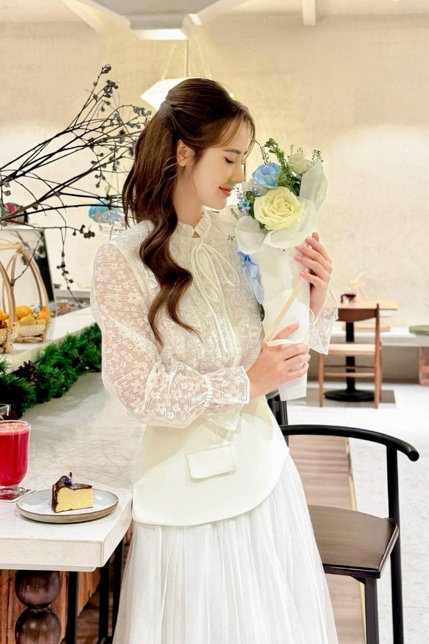 Diễn viên Phan Minh Huyền ghi điểm trong mắt người đối diện bởi thời trang gợi cảm, cá tính