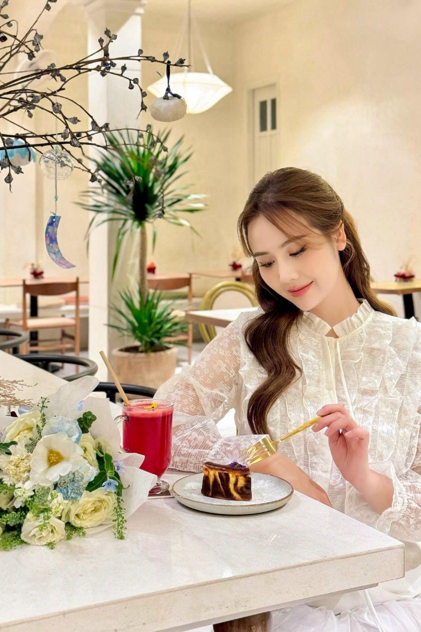 Diễn viên Phan Minh Huyền ghi điểm trong mắt người đối diện bởi thời trang gợi cảm, cá tính