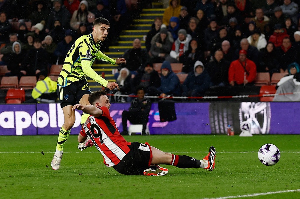 Kai Havertz cũng tỏa sáng với pha dứt điểm hiểm hóc.