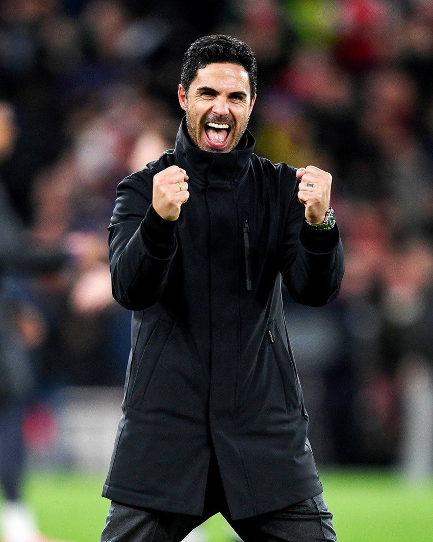 HLV Mikel Arteta ăn mừng ngoài đường biên.