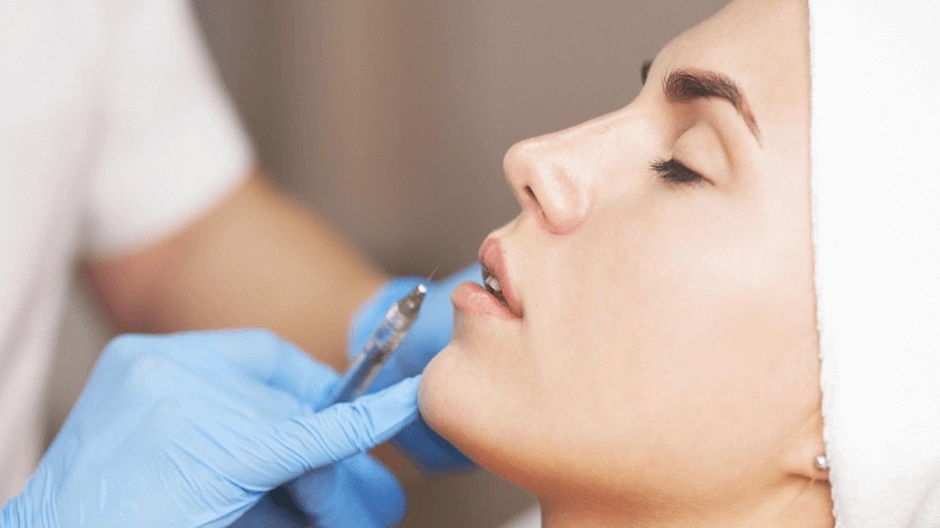 nu tiktoker bi tiem silicon long vao mat khi lam dep bac si canh bao hau qua nghiem trong