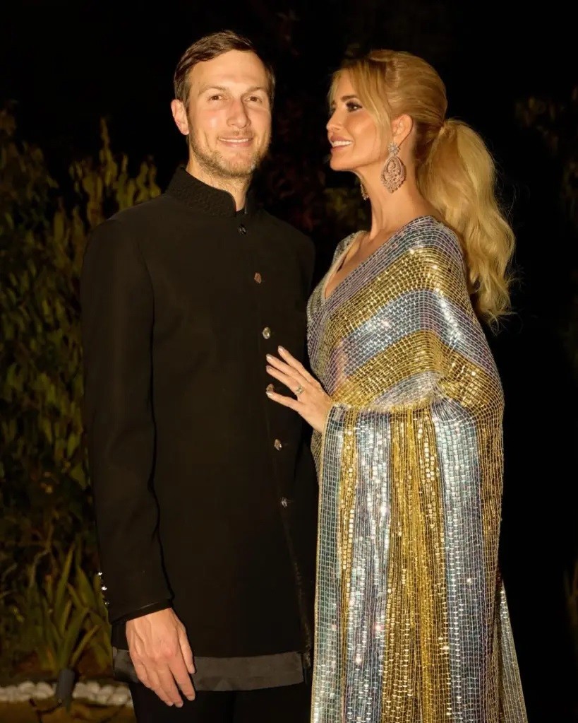 Cựu cố vấn Nhà Trắng Ivanka Trump và chồng, Jared Kushner, là khách mời tham dự tiệc trước đám cưới của con trai tỷ phú Ấn Độ Mukesh Ambani, Anant Ambani và vị hôn thê Radhika Merchant cuối tuần qua. Trong ảnh, hai vợ chồng Ivanka Trump chọn trang phục sang trọng để góp mặt tại sự kiện hội tụ giới tinh hoa.