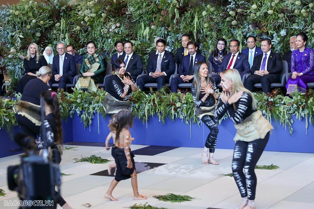 Australia là một trong những đối tác đầu tiên lập quan hệ đối thoại với ASEAN năm 1974. Hai bên nâng quan hệ lên Đối tác Chiến lược năm 2014 và Đối tác Chiến lược Toàn diện năm 2021. Australia tham gia Hiệp ước Thân thiện và Hợp tác tại Đông Nam Á năm 2005.