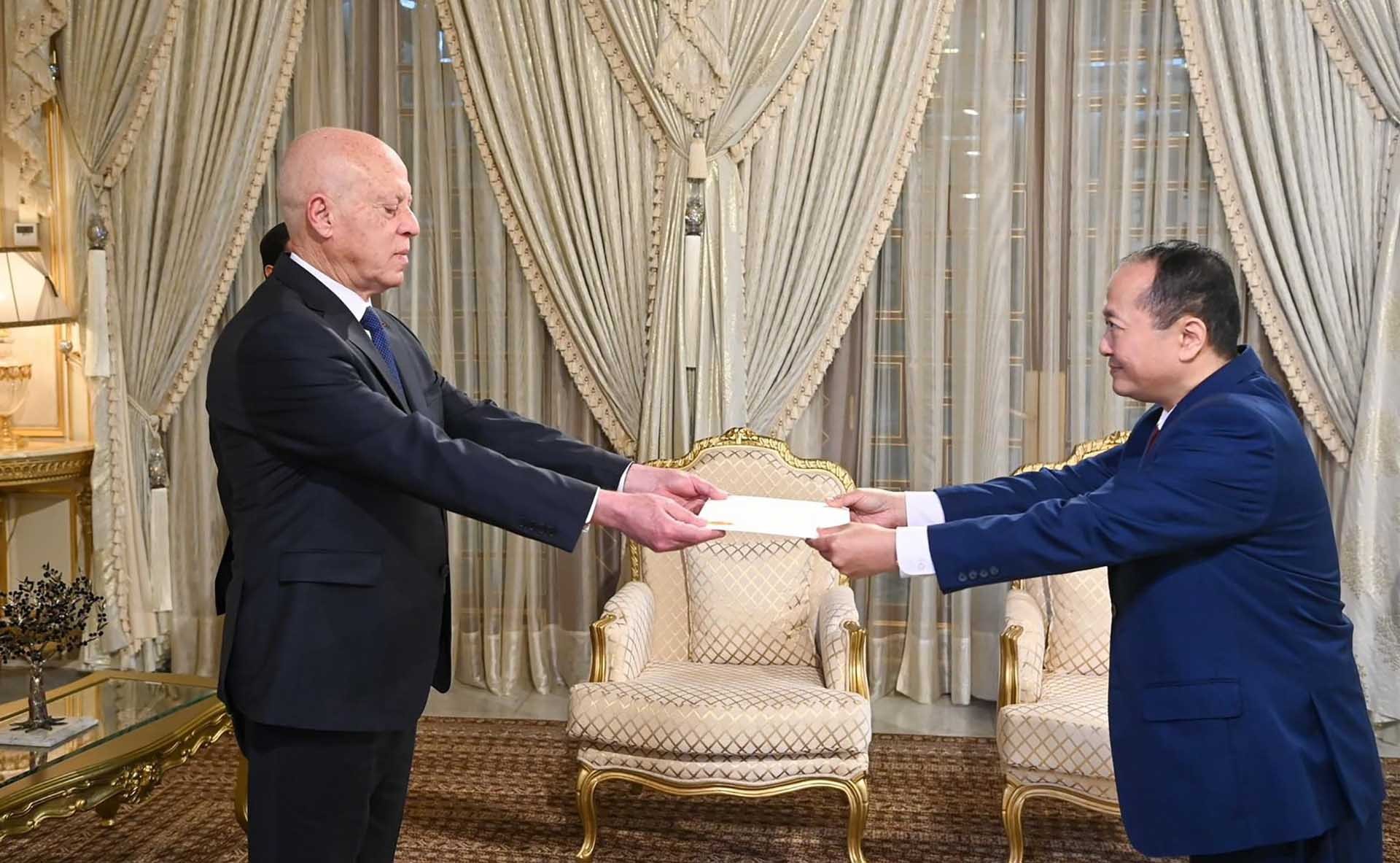 Đại sứ Nguyễn Huy Dũng trình Thư ủy nhiệm lên Tổng thống Tunisia