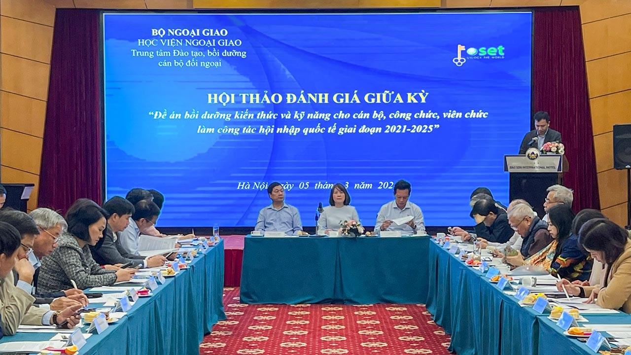 Đánh giá giữa kỳ thực hiện Đề án bồi dưỡng kiến thức và kỹ năng cho cán bộ, công chức, viên chức làm công tác hội nhập quốc tế