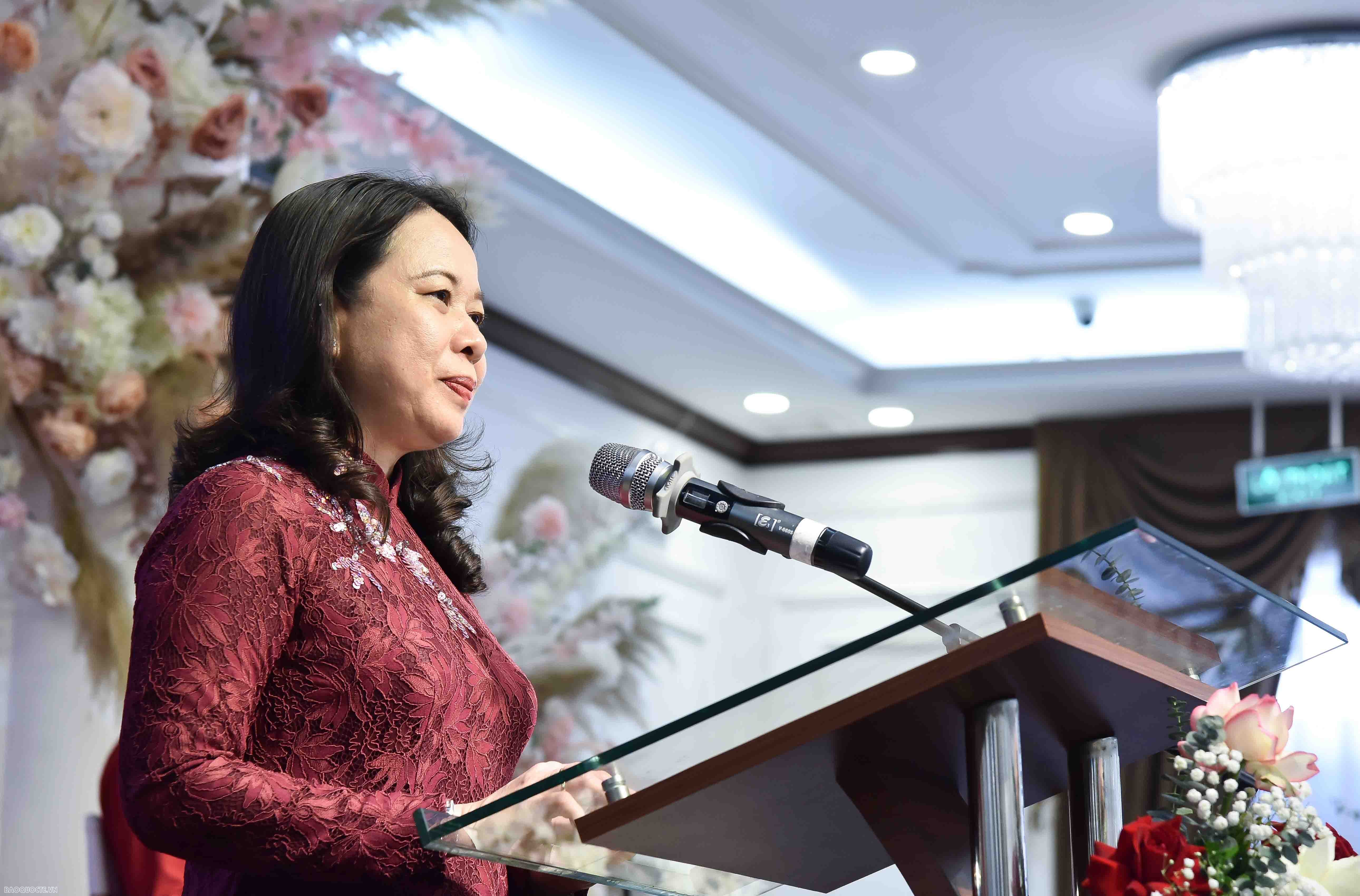 Phó Chủ tịch nước cùng các nữ Trưởng cơ quan đại diện nước ngoài tại Việt Nam trải nghiệm làm tranh Đông Hồ, nghe hát quan họ