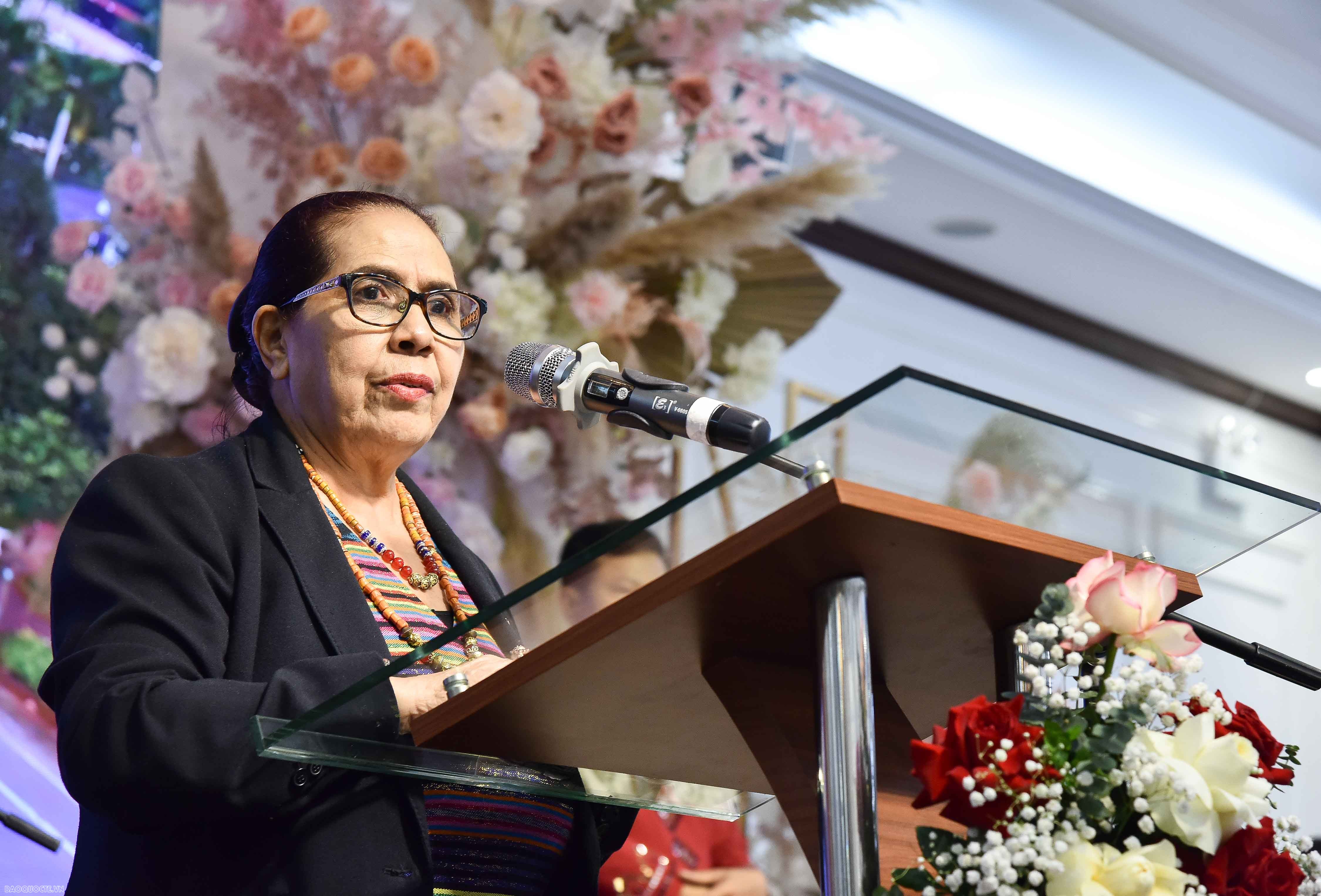 Phó Chủ tịch nước cùng các nữ Trưởng cơ quan đại diện nước ngoài tại Việt Nam trải nghiệm làm tranh Đông Hồ, nghe hát quan họ