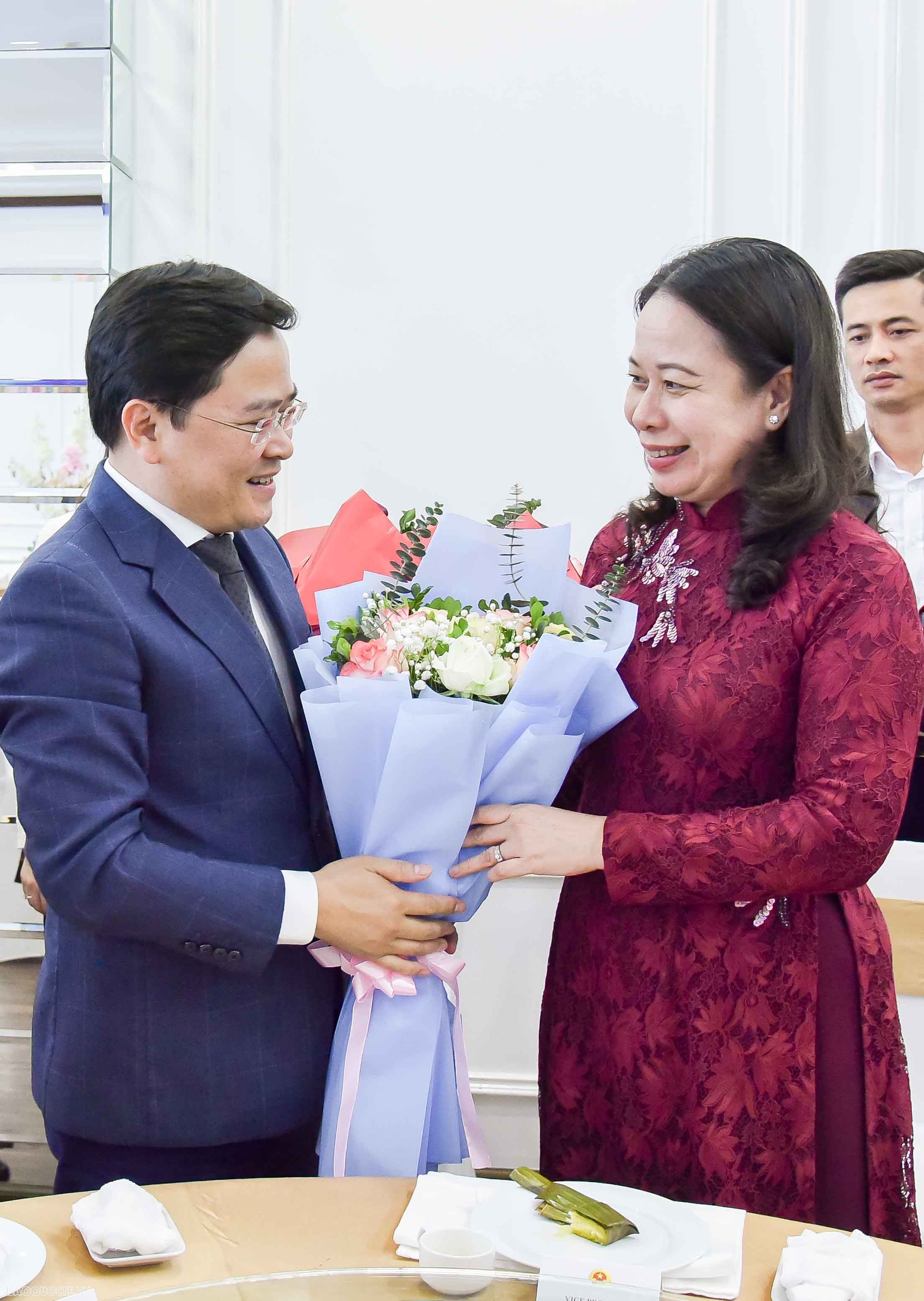 Phó Chủ tịch nước cùng các nữ Trưởng cơ quan đại diện nước ngoài tại Việt Nam trải nghiệm làm tranh Đông Hồ, nghe hát quan họ