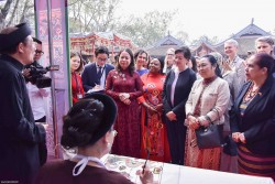 Phó Chủ tịch nước cùng các nữ Trưởng cơ quan đại diện nước ngoài tại Việt Nam trải nghiệm làm tranh Đông Hồ, nghe hát quan họ